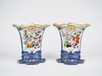 Vente aux enchères Paire de vases Napoléon III en porcelaine de Paris, à décor de fleurs 