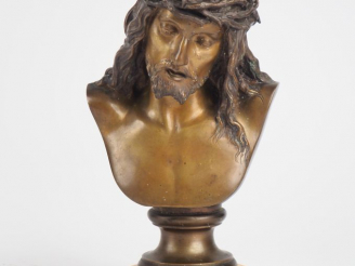 Vente aux enchères PILLET. "Christ". Sculpture en bronze à double patine sur un socle en 