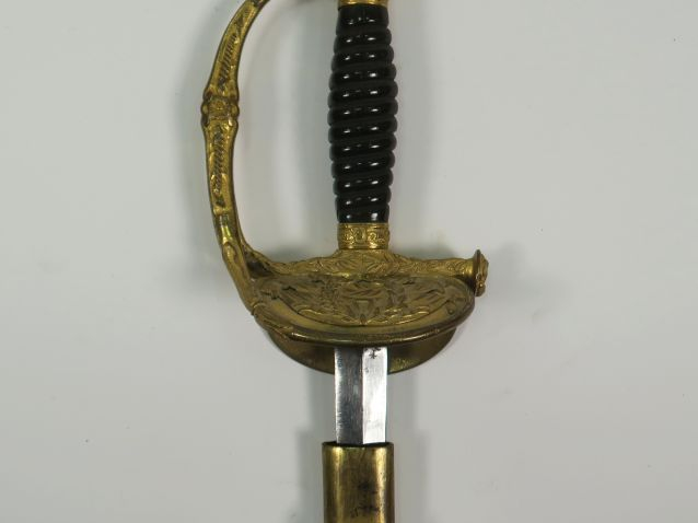 Belle épée d’officier supérieur mi XIX éme. Monture en bronze doré cis