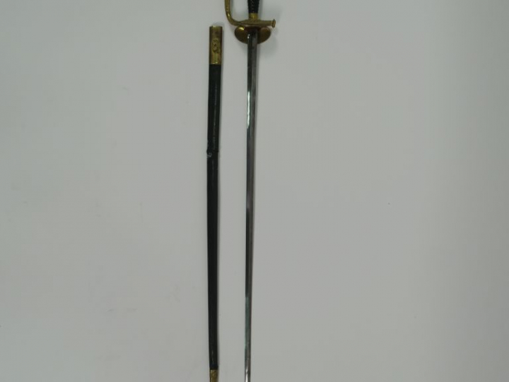Belle épée d’officier supérieur mi XIX éme. Monture en bronze doré cis