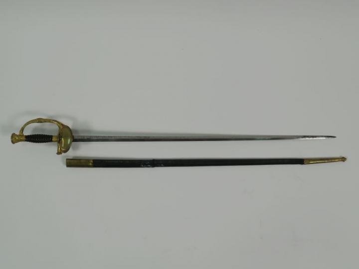 Belle épée d’officier supérieur mi XIX éme. Monture en bronze doré cis