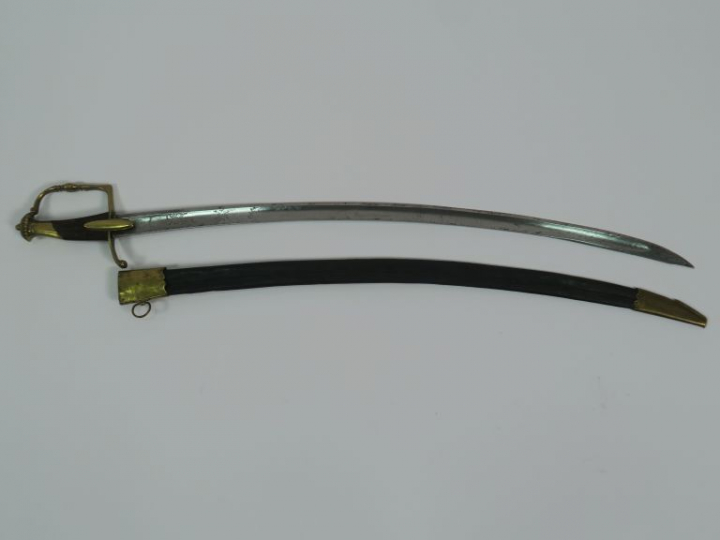 Sabre d’officier époque Consulat, monture en bronze fondu, calotte à c
