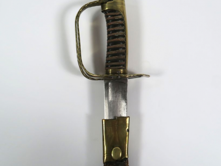 Sabre révolutionnaire à garde tournante. Monture en bronze fondu, calo
