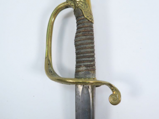 Vente aux enchères Sabre modèle 1845 d’adjudant, monture en bronze fondu ciselé, calotte 