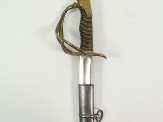Vente aux enchères Sabre d’officier de cavalerie modèle 1822. Lame courbe à gorge et dos 