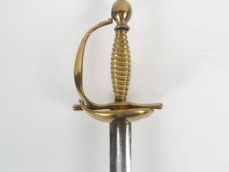 Vente aux enchères Belle épée à la française tardive. Monture bronze fondu, pommeau ovale