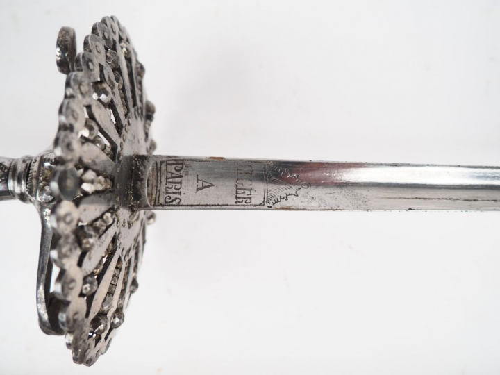 Superbe épée de cour, lame triangulaire à trois pas creux à décor de 7