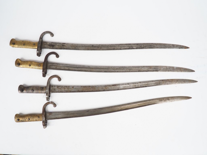 Lot de quatre Baïonnettes yatagan de fusil d’infanterie chassepot modè
