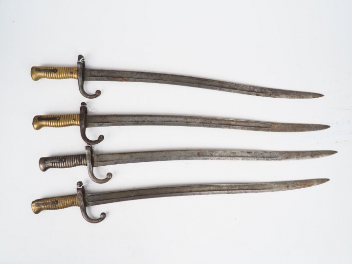 Lot de quatre Baïonnettes yatagan de fusil d’infanterie chassepot modè