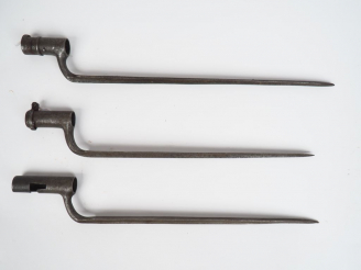 Vente aux enchères Lot de trois baïonnettes à douille, deux versions primitives différent