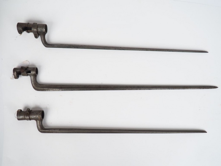 Lot de trois baïonnettes à douille françaises on y trouve deux baïonne