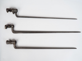 Vente aux enchères Lot de trois baïonnettes à douille françaises on y trouve deux baïonne