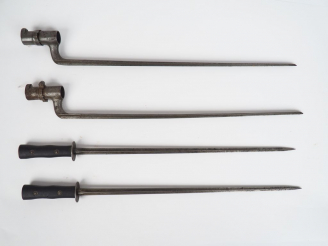 Vente aux enchères Lot de deux baïonnettes à douille françaises type 1822, on y adjoint d