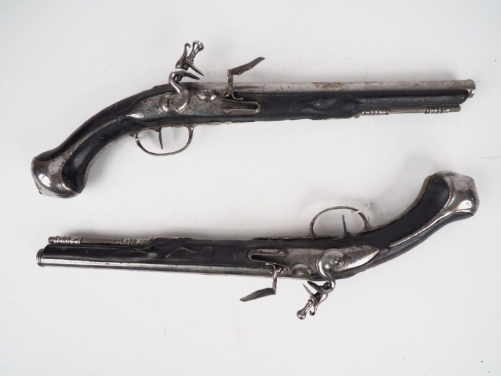 Grande paire (450 mm de long) de pistolets d'Arçon à silex montés fer 