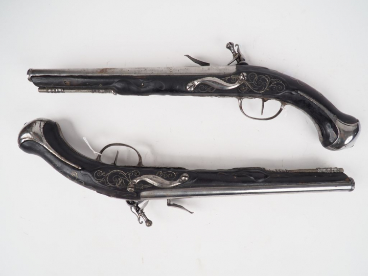 Grande paire (450 mm de long) de pistolets d'Arçon à silex montés fer 