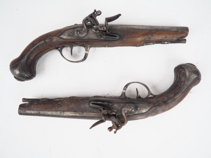 Paire de pistolets de demi-Arçon montés fer et au calibre de 38 balles