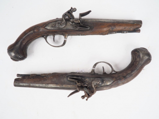 Vente aux enchères Paire de pistolets de demi-Arçon montés fer et au calibre de 38 balles
