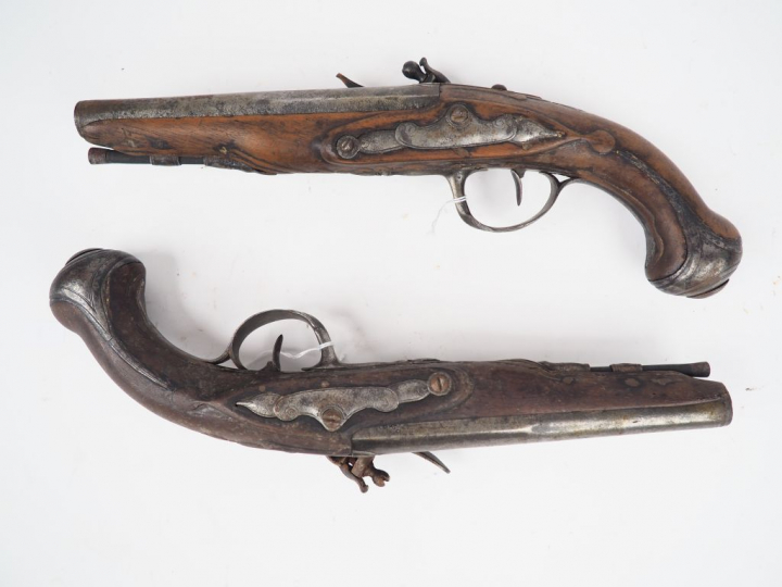 Paire de pistolets de demi-Arçon montés fer et au calibre de 38 balles