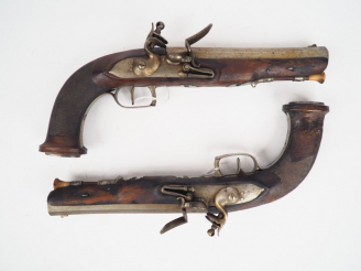 Vente aux enchères Paire de pistolets d’officiers contemporains du 1er empire, canon octo