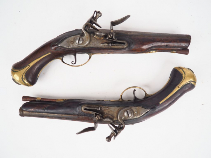 Paire de pistolets de demi-arçon à silex de 270 mm de long , canon à p