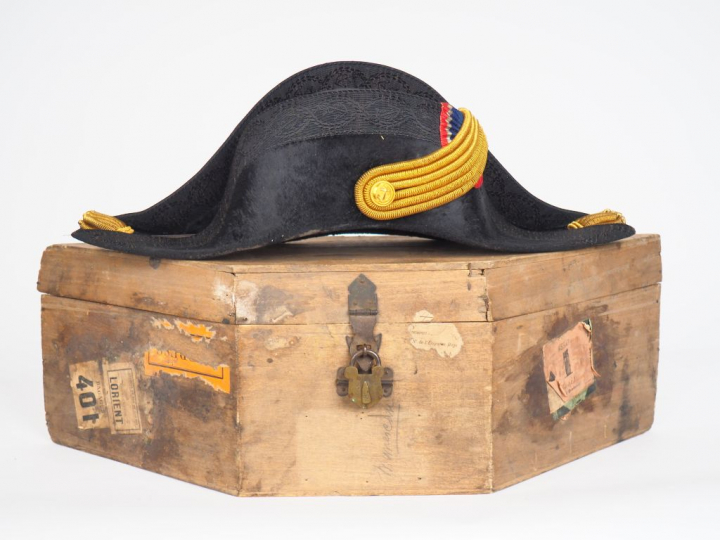 Beau bicorne d’officier subalterne de la marine en taupé noir, intérie
