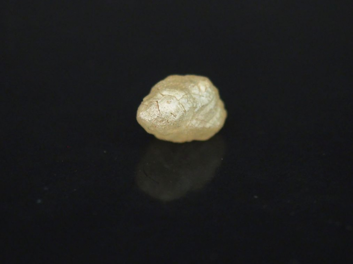 Diamant brut. 11,17 x 7,65 x 6,82 mm  Poids. 0,98 g  Avec un certifica
