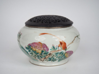 Vente aux enchères Chine, période République,  Coupe à parfum en porcelaine blanche à déc