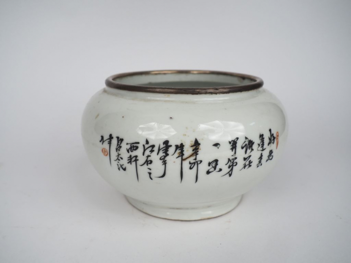 Chine, période République,  Coupe à parfum en porcelaine blanche à déc