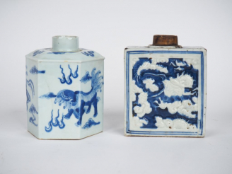 Vente aux enchères Chine du Sud, fin XIXe siècle,  Deux flacons à thé en porcelaine bleu 