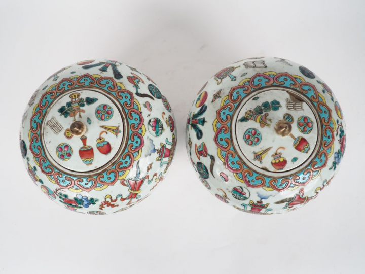 Chine, vers 1880-1900, Paire de pots couverts à gingembre en porcelain