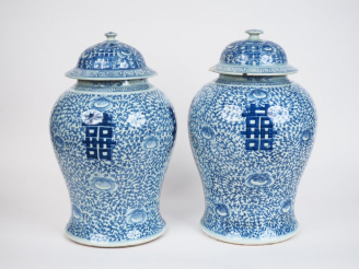 Vente aux enchères Chine vers 1900,  Paire de potiches couvertes en porcelaine blanche à 