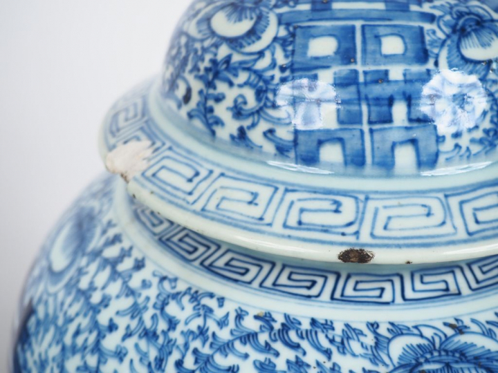 Chine vers 1900,  Paire de potiches couvertes en porcelaine blanche à 