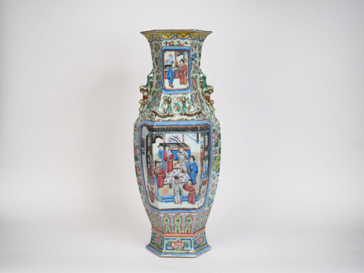 Chine, période Tonghzi Grand vase de forme hexagonale en porcelaine et