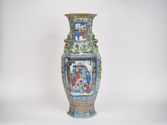 Vente aux enchères Chine, période Tonghzi Grand vase de forme hexagonale en porcelaine et