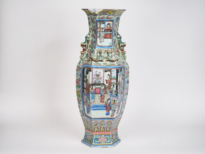 Chine, période Tonghzi Grand vase de forme hexagonale en porcelaine et