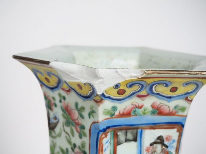 Chine, période Tonghzi Grand vase de forme hexagonale en porcelaine et
