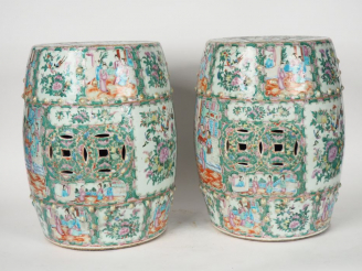 Vente aux enchères Canton, vers 1900, Paire de tabourets en porcelaine et émaux de style 