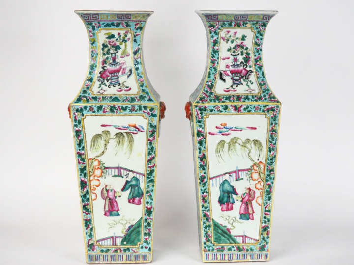 Chine XIXe siècle, période Tongzhi, Paire de vases de forme balustre q