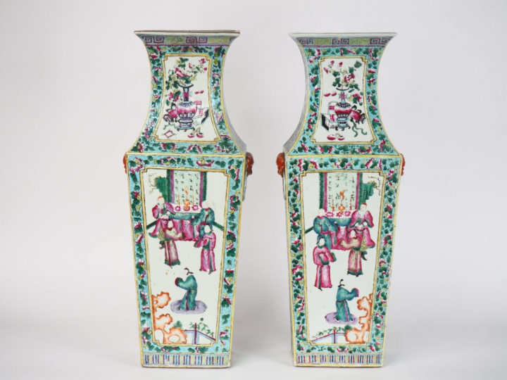 Chine XIXe siècle, période Tongzhi, Paire de vases de forme balustre q