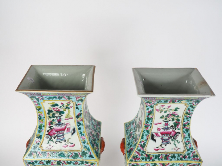 Chine XIXe siècle, période Tongzhi, Paire de vases de forme balustre q