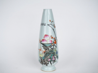 Vente aux enchères Chine, deuxième moitié XXe siècle,  Vase oblong en porcelaine et émaux