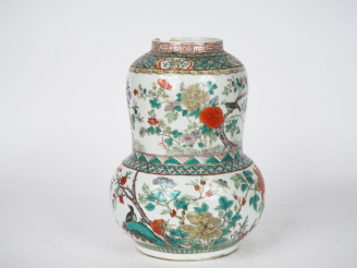 Vente aux enchères Chine, XXe siècle,  Vase « coloquinte » en porcelaine et émaux de styl