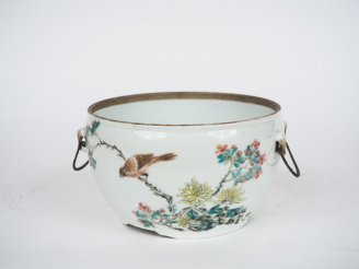 Vente aux enchères Chine, XXe siècle, Bouillon en porcelaine et émaux de style famille ro