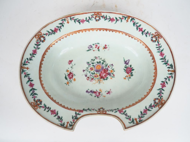 Plat à barbe en porcelaine et émaux de la famille rose, décor de bouqu