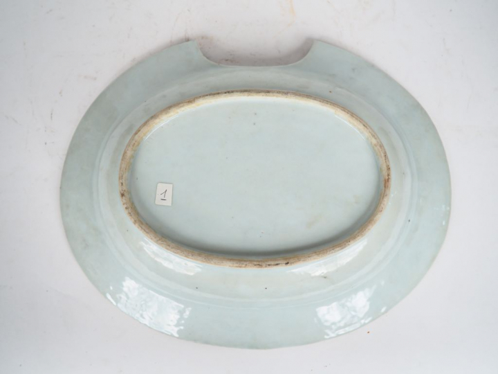 Plat à barbe en porcelaine et émaux de la famille rose, décor de bouqu