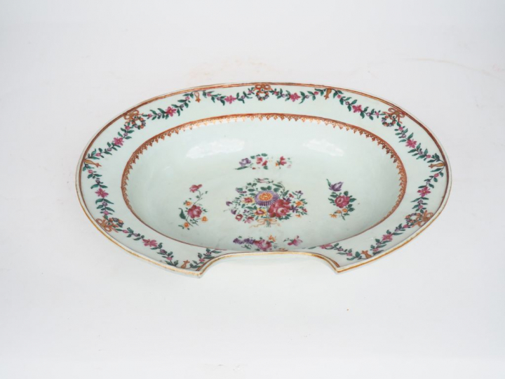 Plat à barbe en porcelaine et émaux de la famille rose, décor de bouqu