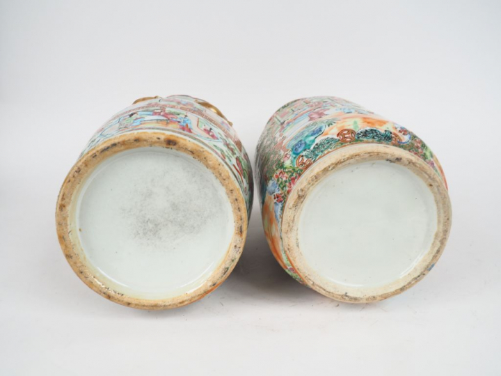 Canton vers 1900, 2 différents vases en porcelaine à décor de personna