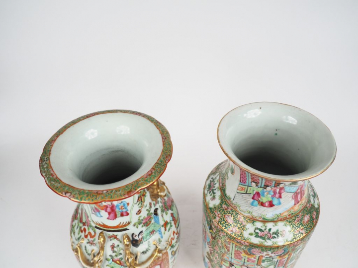Canton vers 1900, 2 différents vases en porcelaine à décor de personna