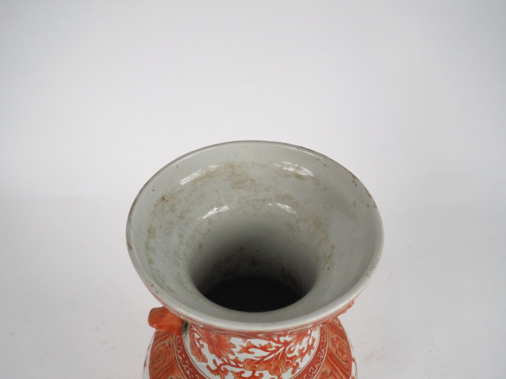 Chine, fin XIXe siècle Vase balustre en porcelaine et émail corail à d