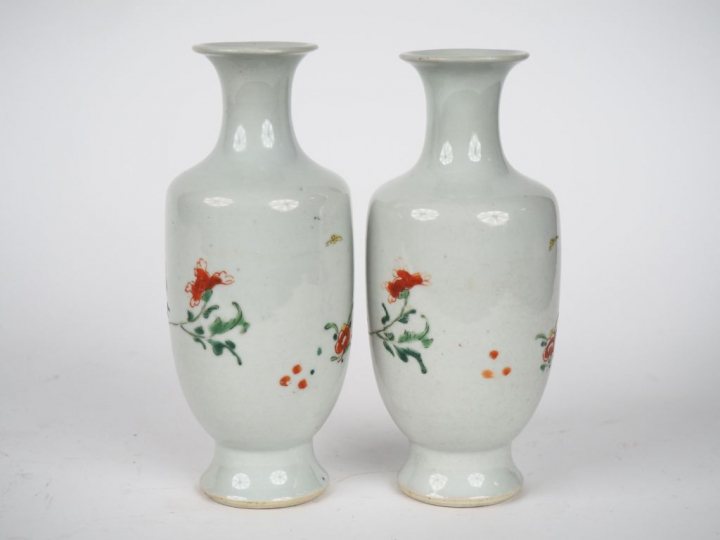 Chine, début XXe siècle,  Paire de vases de forme balustre en émaux de